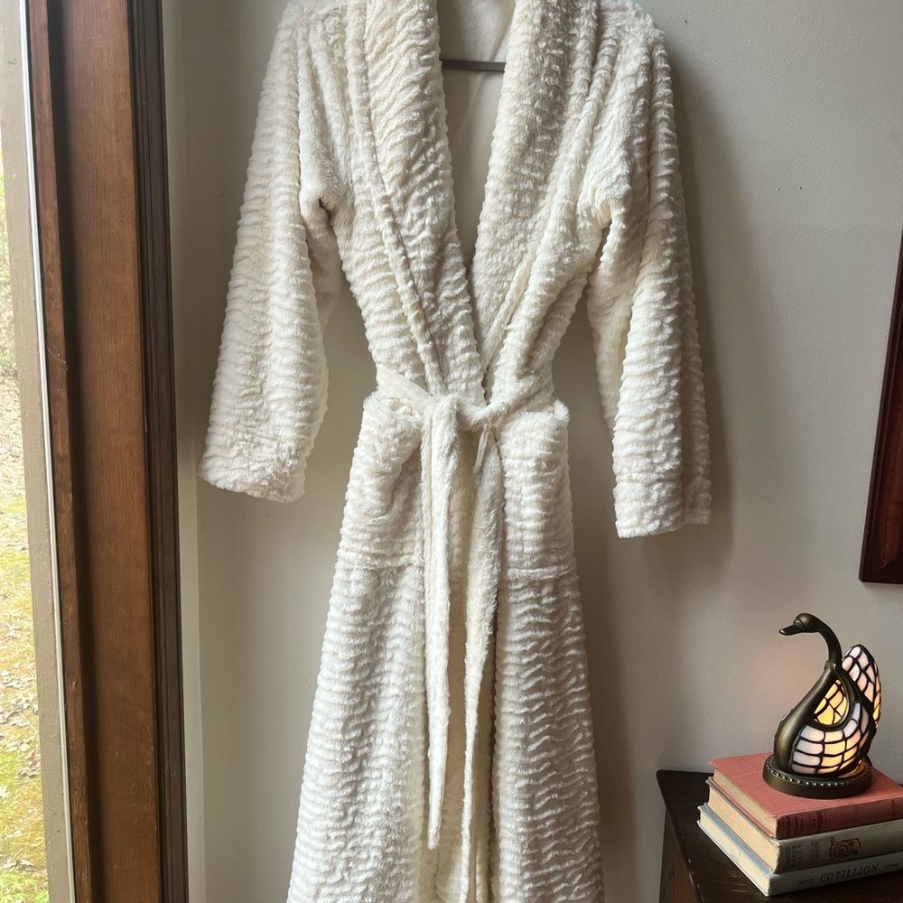 Cozy White Textured Robe - Picture 2 of 6